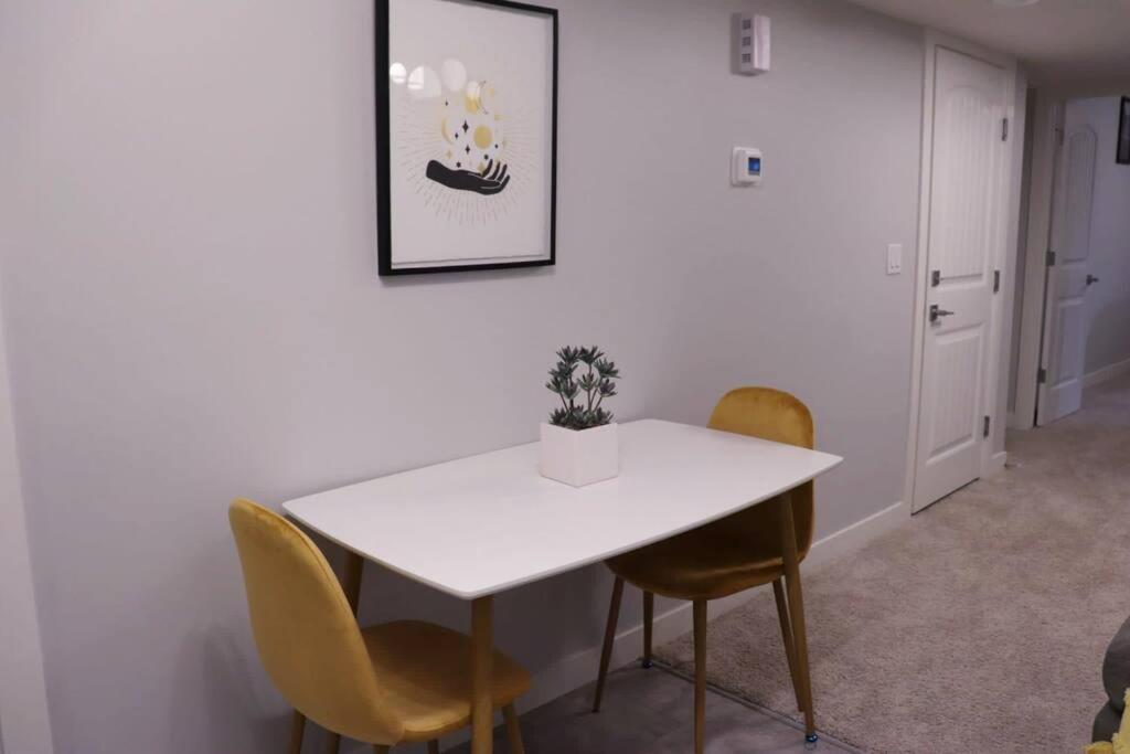 Deluxe 2 Bedroom Suite With*Netflix/Cable/Prime Эдмонтон Экстерьер фото