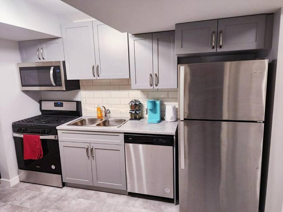 Deluxe 2 Bedroom Suite With*Netflix/Cable/Prime Эдмонтон Экстерьер фото