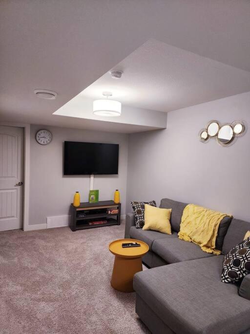 Deluxe 2 Bedroom Suite With*Netflix/Cable/Prime Эдмонтон Экстерьер фото