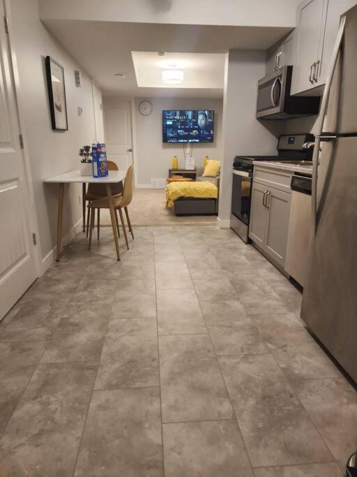 Deluxe 2 Bedroom Suite With*Netflix/Cable/Prime Эдмонтон Экстерьер фото
