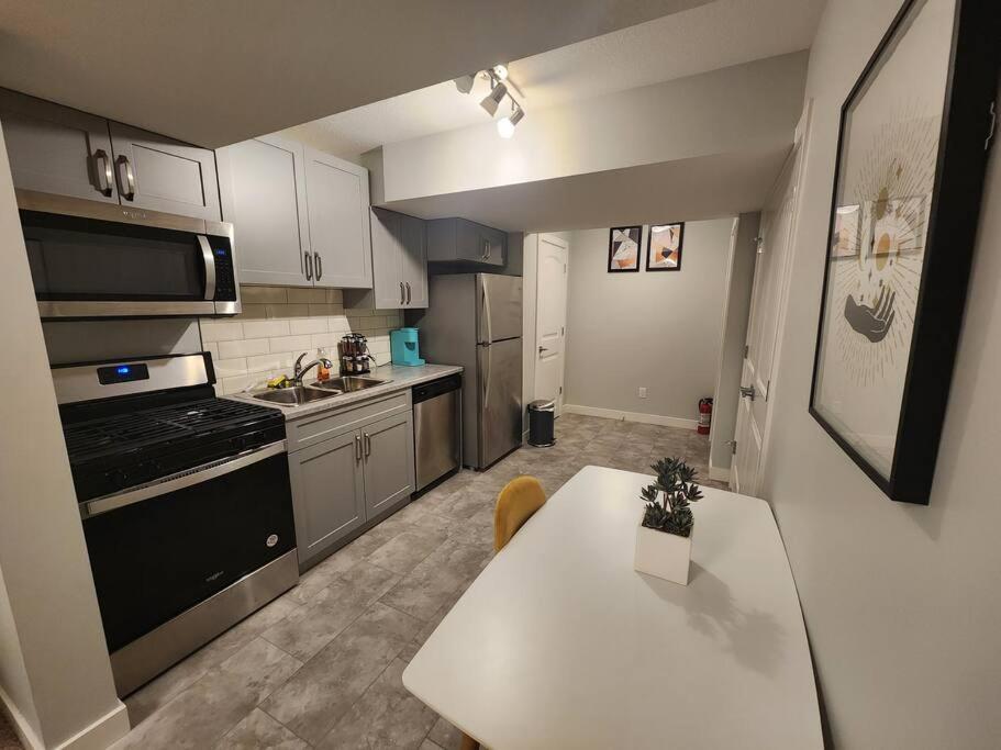Deluxe 2 Bedroom Suite With*Netflix/Cable/Prime Эдмонтон Экстерьер фото