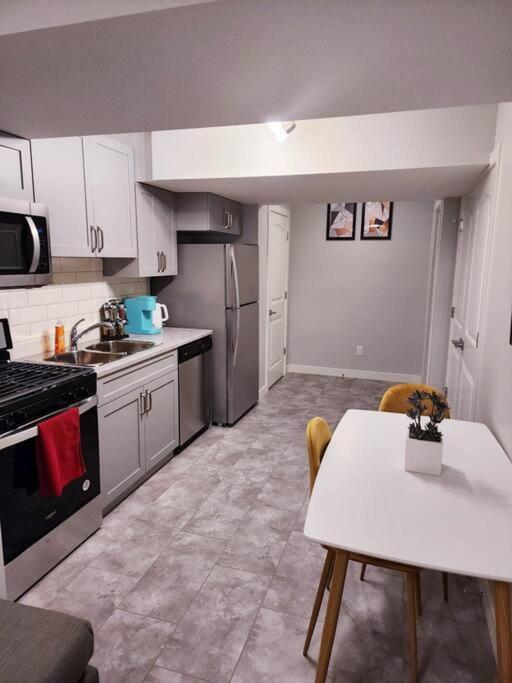 Deluxe 2 Bedroom Suite With*Netflix/Cable/Prime Эдмонтон Экстерьер фото